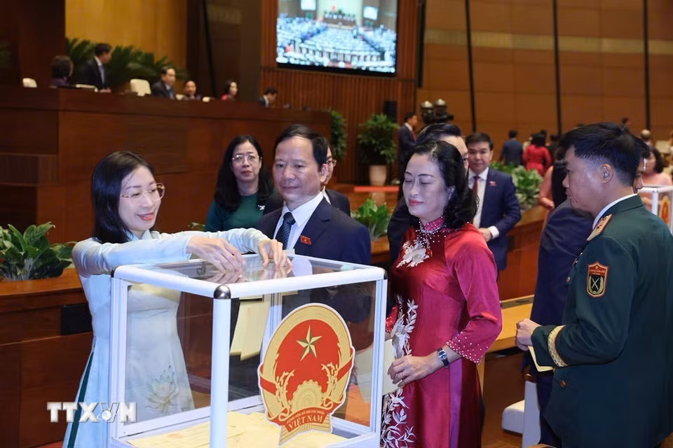 Các đại biểu Quốc hội bỏ phiếu bầu Chủ tịch nước. (Ảnh: Lâm Khánh/TTXVN)