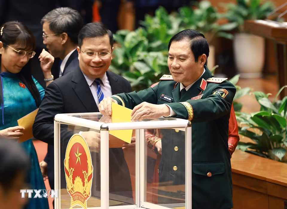 Các Đại biểu Quốc hội bỏ phiếu bầu. (Ảnh: Dương Giang/TTXVN)