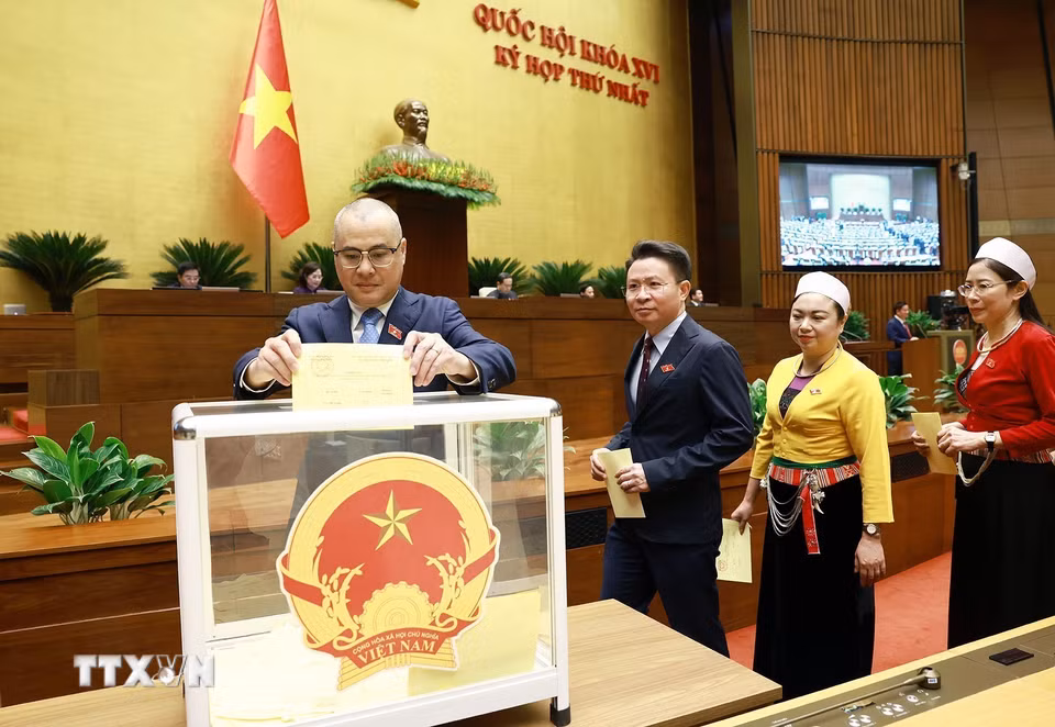 Các đại biểu Quốc hội bỏ phiếu bầu Chủ tịch nước. (Ảnh: Dương Giang/TTXVN)