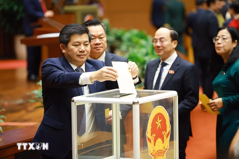 Các đại biểu Quốc hội bỏ phiếu bầu Chủ tịch nước. (Ảnh: Dương Giang/TTXVN)