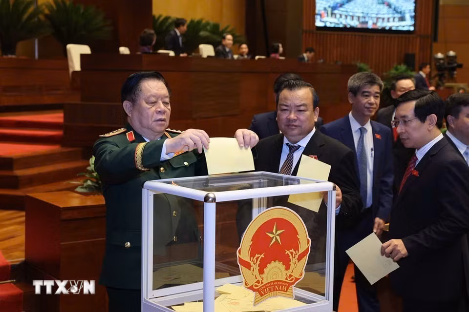 Các đại biểu Quốc hội bỏ phiếu bầu Chủ tịch nước. (Ảnh: Lâm Khánh/TTXVN)