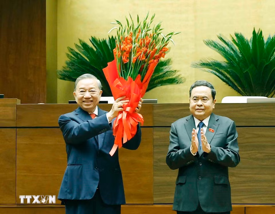 Chủ tịch Quốc hội Trần Thanh Mẫn thay mặt lãnh đạo Đảng, Nhà nước và Đại biểu Quốc hội khóa XVI tặng hoa chúc mừng Tổng Bí thư, Chủ tịch nước Tô Lâm. (Ảnh: Thống Nhất/TTXVN)