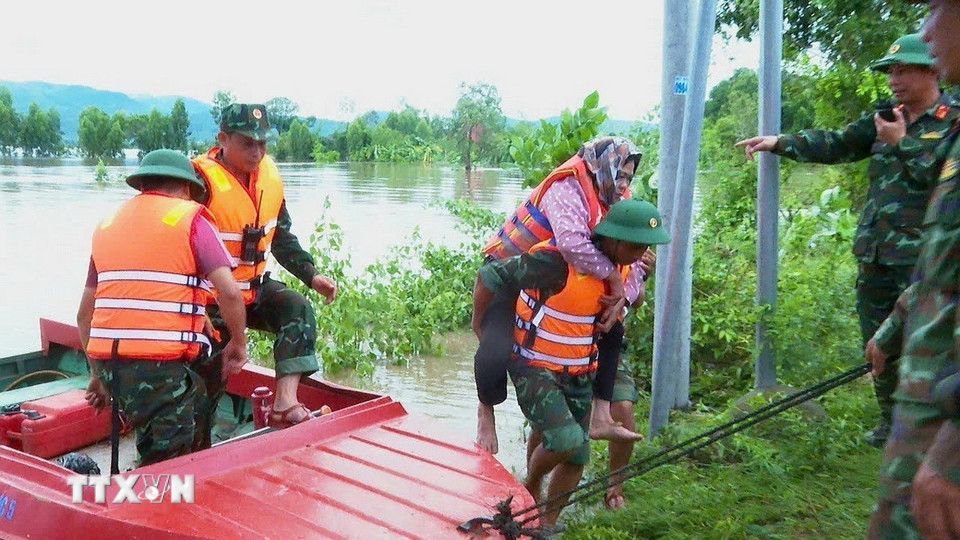 Giải cứu người dân xã Ia Tul, tỉnh Gia Lai mắc kẹt do mưa lũ. (Ảnh: Hồng Điệp/TTXVN)