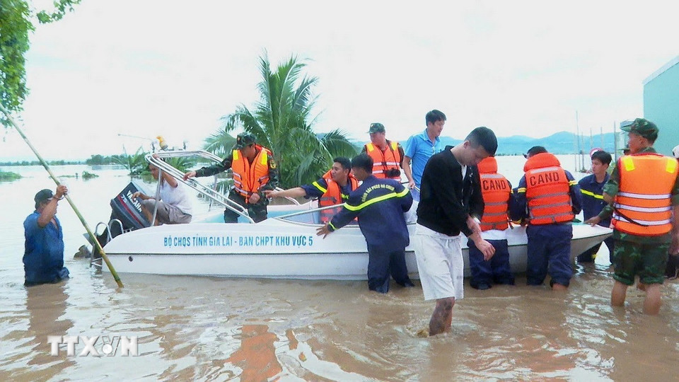 Giải cứu người dân xã Ia Tul, tỉnh Gia Lai mắc kẹt do mưa lũ. (Ảnh: Hồng Điệp/TTXVN)