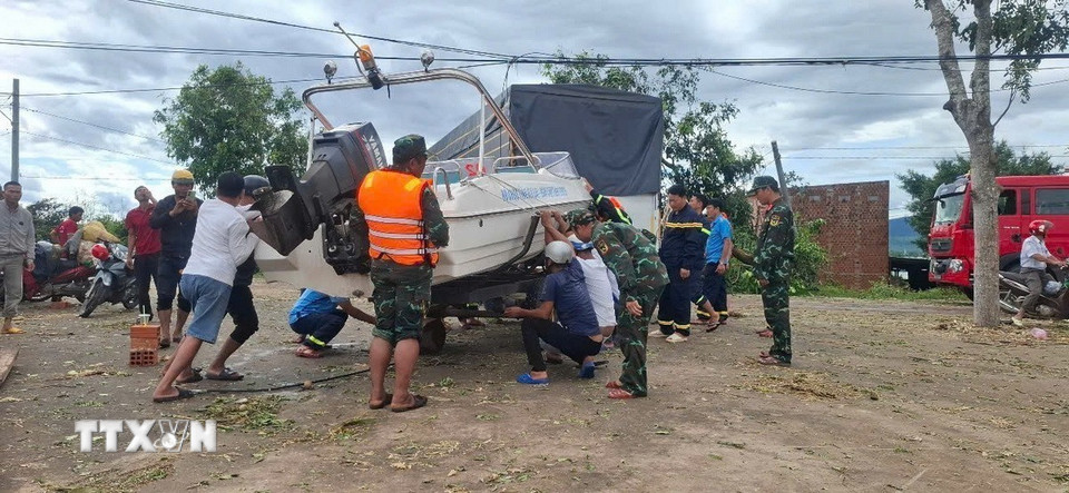 Giải cứu người dân xã Ia Tul, tỉnh Gia Lai mắc kẹt do mưa lũ. (Ảnh: Hồng Điệp/TTXVN)