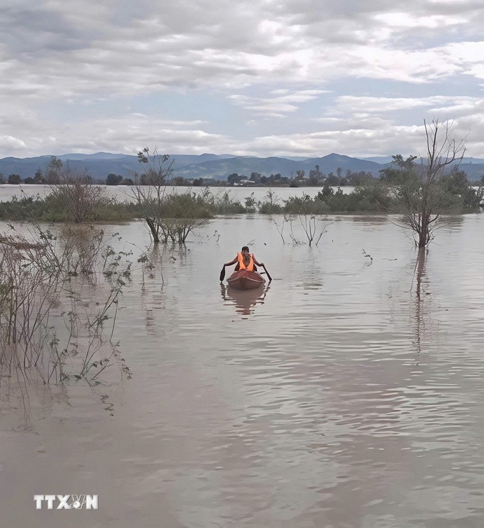 Lực lượng chức năng vượt dòng nước xiết, tiếp cận khu vực bị chia cắt để giải cứu người dân xã Ia Hiao, tỉnh Gia Lai bị mắc kẹt do mưa lũ. (Ảnh: Hồng Điệp/TTXVN)