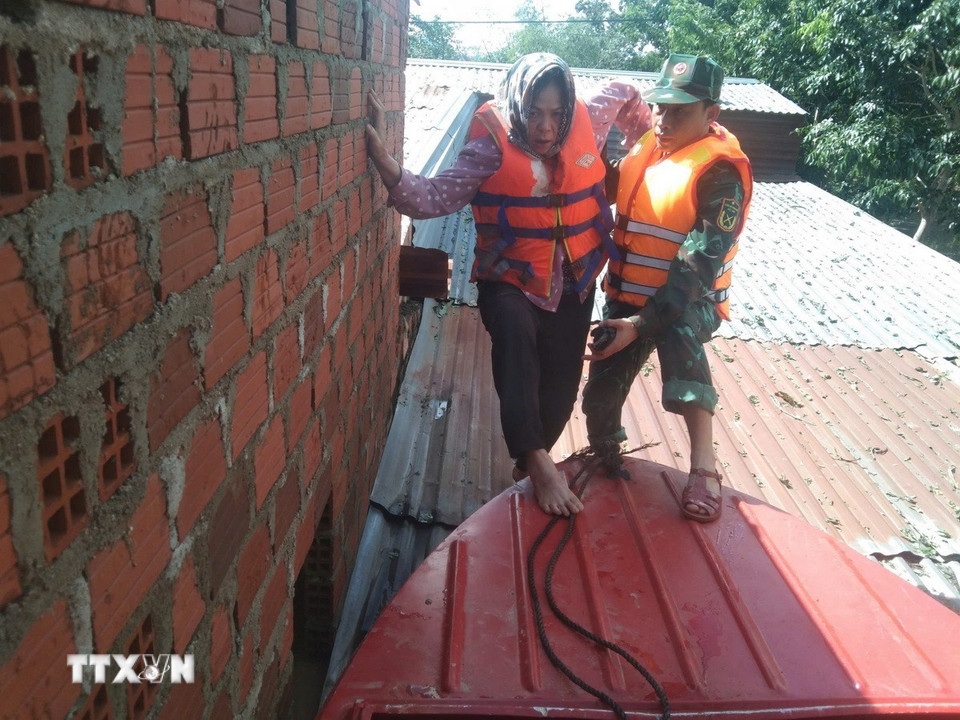 Giải cứu người dân xã Ia Tul, tỉnh Gia Lai mắc kẹt do mưa lũ. (Ảnh: Hồng Điệp/TTXVN)