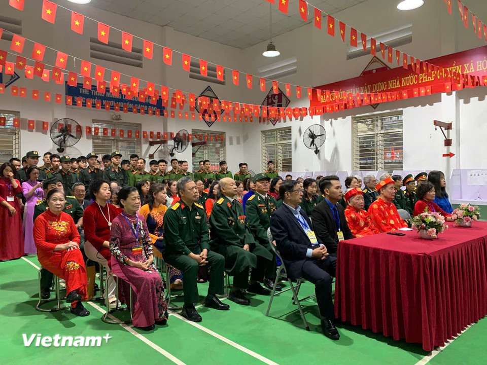 Các đại biểu dự lễ khai mạc bầu cử tại Khu vực bỏ phiếu số 1, phường Vĩnh Hưng, Hà Nội. (Ảnh: Thu Hương/Vietnam+)