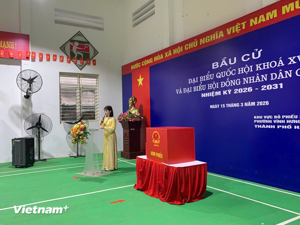 Bà Nguyễn Thị Hoan, Bí thư chi bộ Tổ dân phố Số 1, tổ trưởng tổ bầu cử số 1. phường Vĩnh Hưng phát biểu khai mạc. (Ảnh: Thu Hương/Vietnam+)