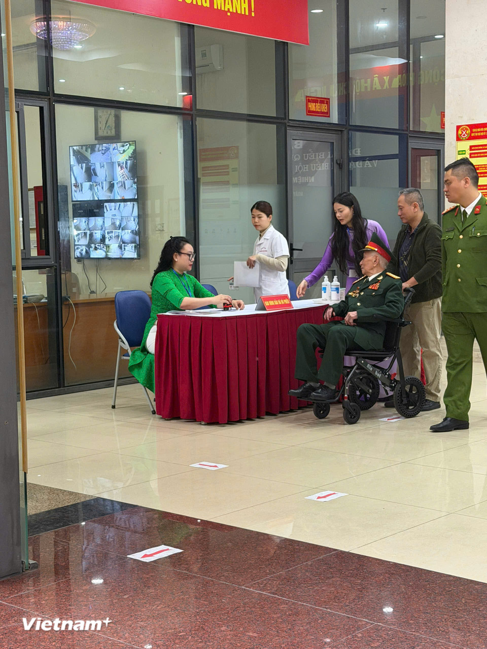 Đóng dấu cho cử tri đã bỏ phiếu bầu cử. (Ảnh: Thúy Lan/Vietnam+)