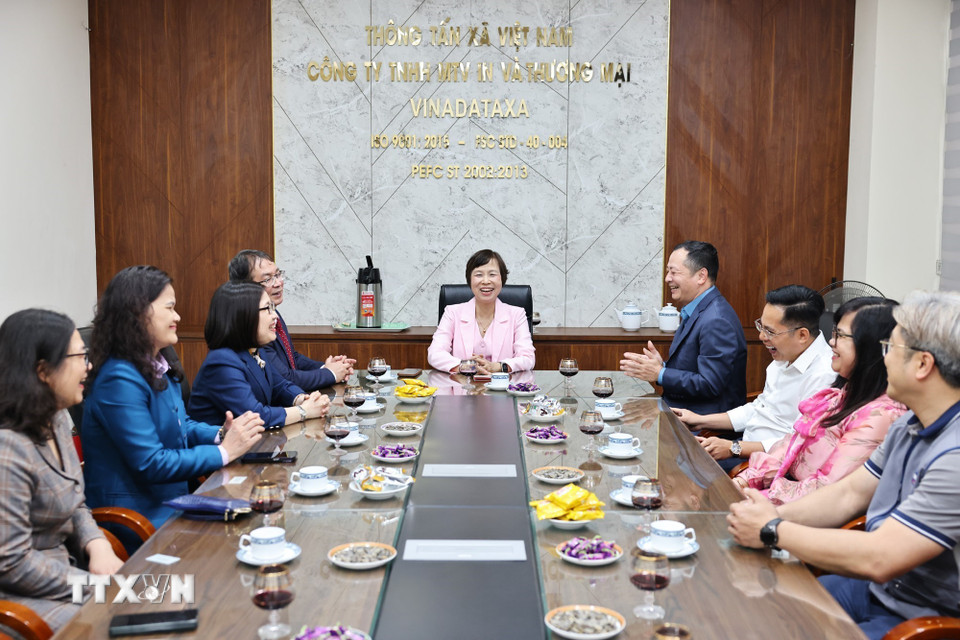 Tổng Giám đốc Thông tấn xã Việt Nam Vũ Việt Trang chúc Tết cán bộ, công nhân Công ty TNHH MTV In và Thương mại TTXVN. (Ảnh: Minh Đức/TTXVN)