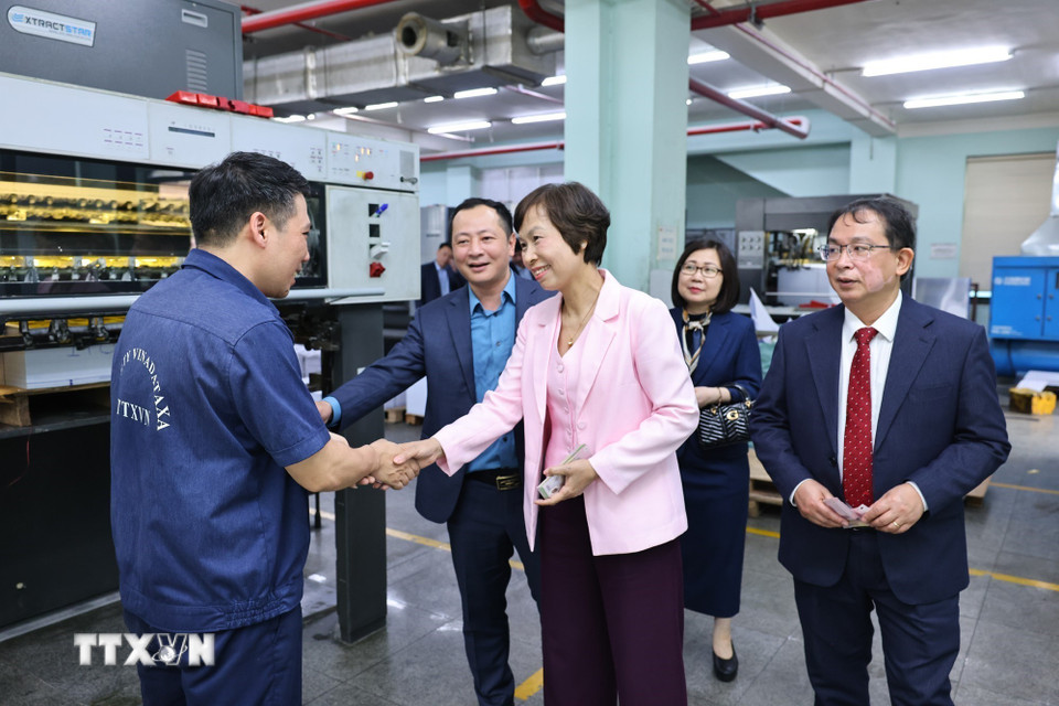 Tổng Giám đốc Thông tấn xã Việt Nam Vũ Việt Trang chúc Tết cán bộ, công nhân Công ty TNHH MTV In và Thương mại TTXVN. (Ảnh: Minh Đức/TTXVN)