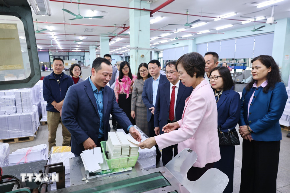 Tổng Giám đốc Thông tấn xã Việt Nam Vũ Việt Trang chúc Tết cán bộ, công nhân Công ty TNHH MTV In và Thương mại TTXVN. (Ảnh: Minh Đức/TTXVN)