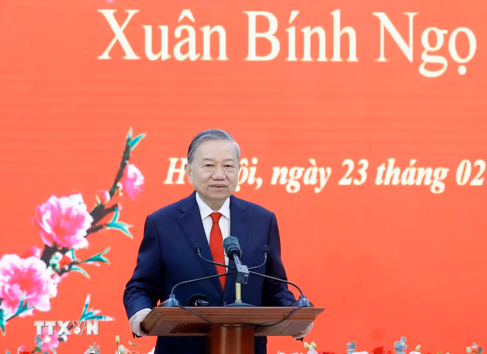 Tổng Bí thư Tô Lâm chúc Tết cán bộ, công chức, viên chức, người lao động Văn phòng Trung ương Đảng. (Ảnh: Thống Nhất/TTXVN)