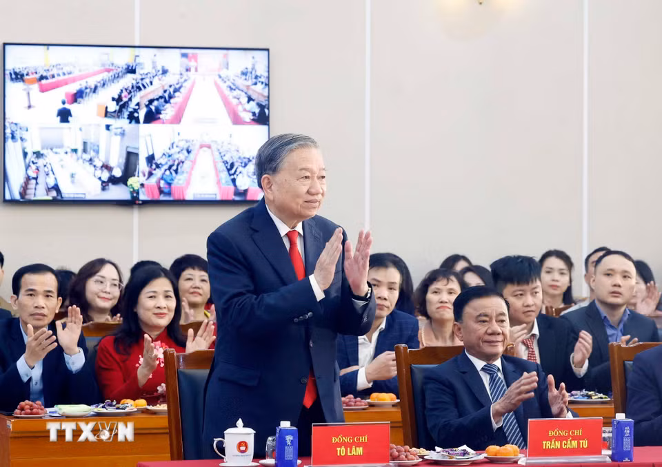 Tổng Bí thư Tô Lâm chúc Tết cán bộ, công chức, viên chức, người lao động Văn phòng Trung ương Đảng. (Ảnh: Thống Nhất/TTXVN)