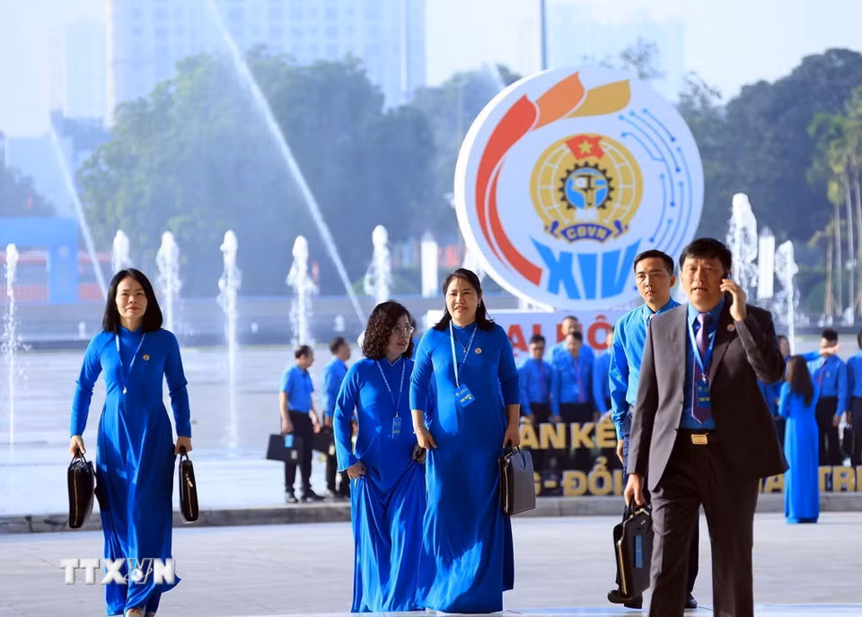 Các đại biểu đến dự Phiên làm việc trọng thể Đại hội XIV Công đoàn Việt Nam. (Ảnh: Tuấn Anh/TTXVN)