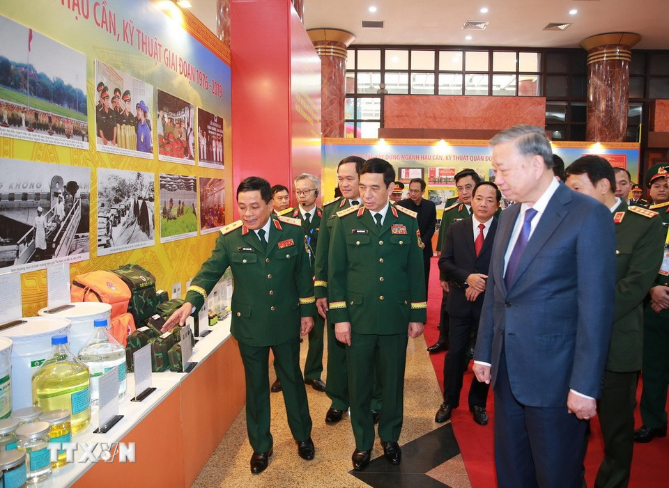 Tổng Bí thư Tô Lâm tham quan trưng bày các sản phẩm của Tổng cục Hậu cần-Kỹ thuật. (Ảnh: Trọng Đức/TTXVN)