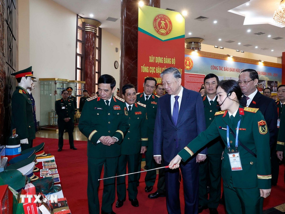 Tổng Bí thư Tô Lâm và các đại biểu xem tham quan gian trưng bày trang thiết bị và nhu yếu phẩm quân sự. (Ảnh: Thống Nhất/TTXVN)