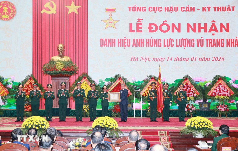 Tổng Bí thư Tô Lâm trao Danh hiệu Anh hùng Lực lượng Vũ trang Nhân dân cho Tổng cục Hậu cần-Kỹ thuật. (Ảnh: Trọng Đức/TTXVN)