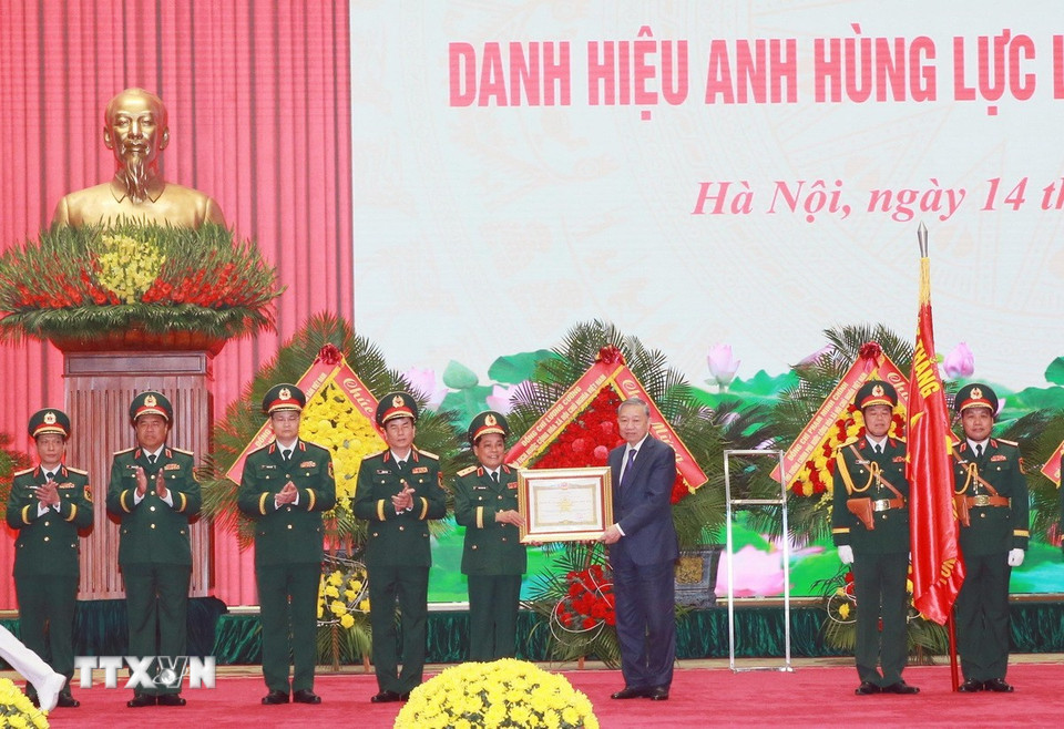 Tổng Bí thư Tô Lâm trao Danh hiệu Anh hùng Lực lượng Vũ trang Nhân dân cho Tổng cục Hậu cần-Kỹ thuật. (Ảnh: Trọng Đức/TTXVN)