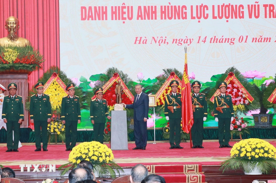 Tổng Bí thư Tô Lâm tặng bức tượng Chủ tịch Hồ Chí Minh cho Tổng cục Hậu cần-Kỹ thuật. (Ảnh: Trọng Đức/TTXVN)