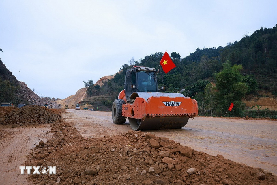 Các đơn vị thi công dự án tuyến đường cao tốc Đồng Đăng-Trà Lĩnh tại đoạn Thạch An, Cao Bằng. (Ảnh: Dương Giang/TTXVN)