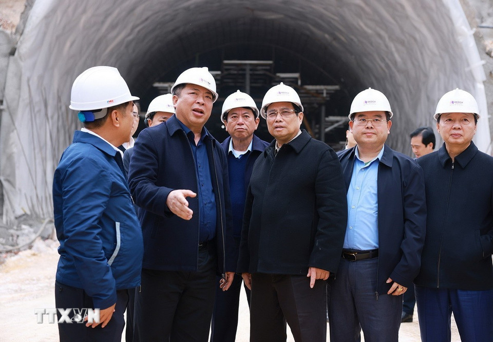 Thủ tướng Phạm Minh Chính kiểm tra công trường thi công dự án tuyến đường cao tốc Đồng Đăng-Trà Lĩnh đoạn qua hầm Đông Khê, huyện Thạch An (Cao Bằng). (Ảnh: Dương Giang/TTXVN)