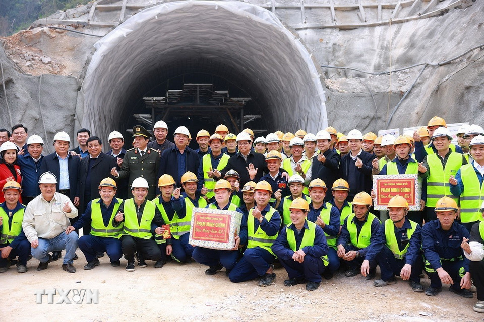 Thủ tướng Phạm Minh Chính với công nhân thi công dự án tuyến đường cao tốc Đồng Đăng-Trà Lĩnh. (Ảnh: Dương Giang/TTXVN)