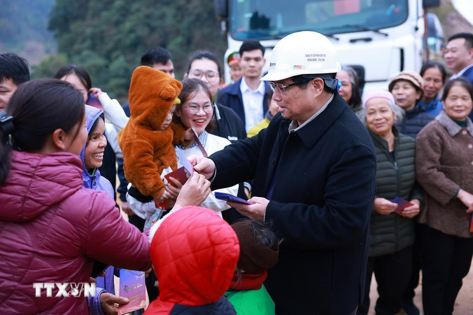 Thủ tướng Phạm Minh Chính thăm, chúc Tết nhân dân vùng dự án cao tốc Đồng Đăng-Trà Lĩnh. (Ảnh: Dương Giang/TTXVN)