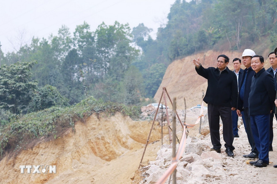 Thủ tướng Phạm Minh Chính kiểm tra công trình thi công dự án tuyến đường cao tốc Đồng Đăng-Trà Lĩnh đoạn qua hầm Đông Khê, huyện Thạch An (Cao Bằng). (Ảnh: Dương Giang/TTXVN)
