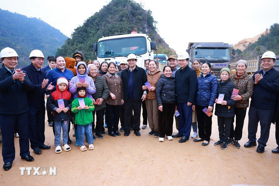 Thủ tướng Phạm Minh Chính thăm, chúc Tết nhân dân vùng dự án cao tốc Đồng Đăng-Trà Lĩnh. (Ảnh: Dương Giang/TTXVN)