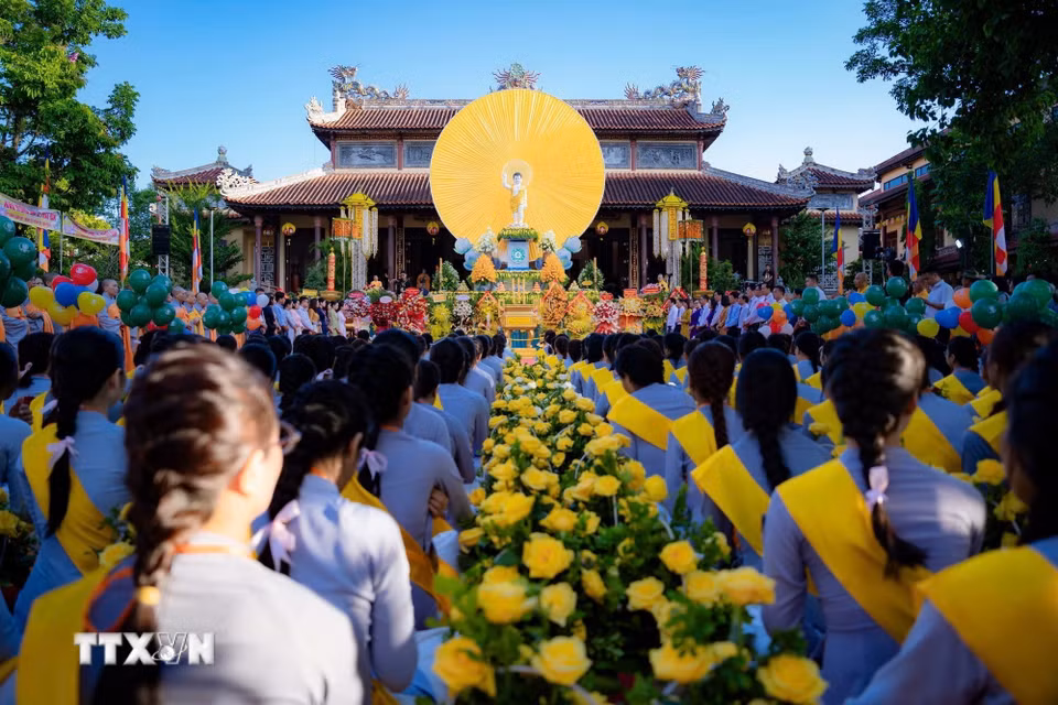 Đại lễ Phật đản ở thành phố Huế thu hút đông đảo chư tôn đức Tăng ni, Phật tử cùng người dân, du khách tham dự. (Ảnh: Mai Trang/TTXVN)