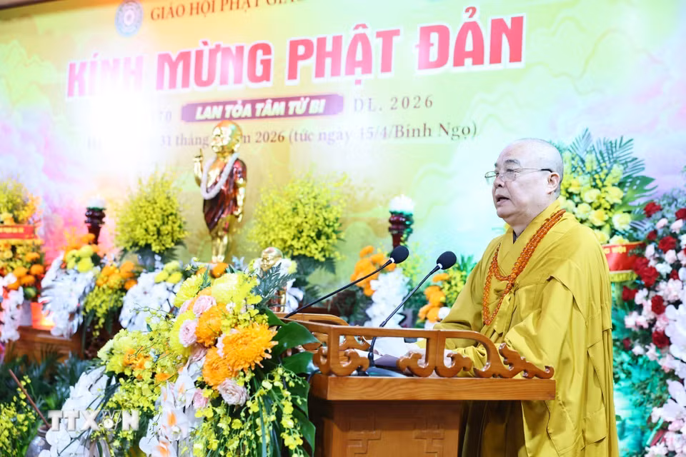 Hòa thượng Thích Thanh Nhiễu - Phó Chủ tịch Thường trực Hội đồng Trị sự Trung ương Giáo hội Phật giáo Việt Nam tuyên đọc thông điệp của Đức Pháp chủ Giáo hội Phật giáo Việt Nam. (Ảnh: Minh Đức/TTXVN)