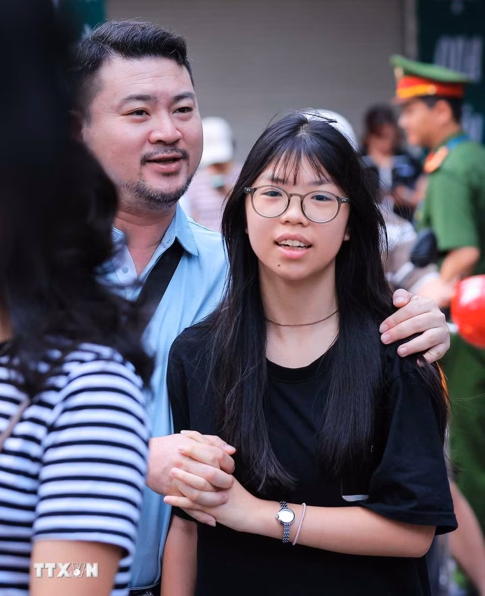 Những lời động viên của phụ huynh, người nhà giúp các thí sinh thêm tự tin bước vào kỳ thi quan trọng. (Ảnh: Hoàng Hiếu/TTXVN)
