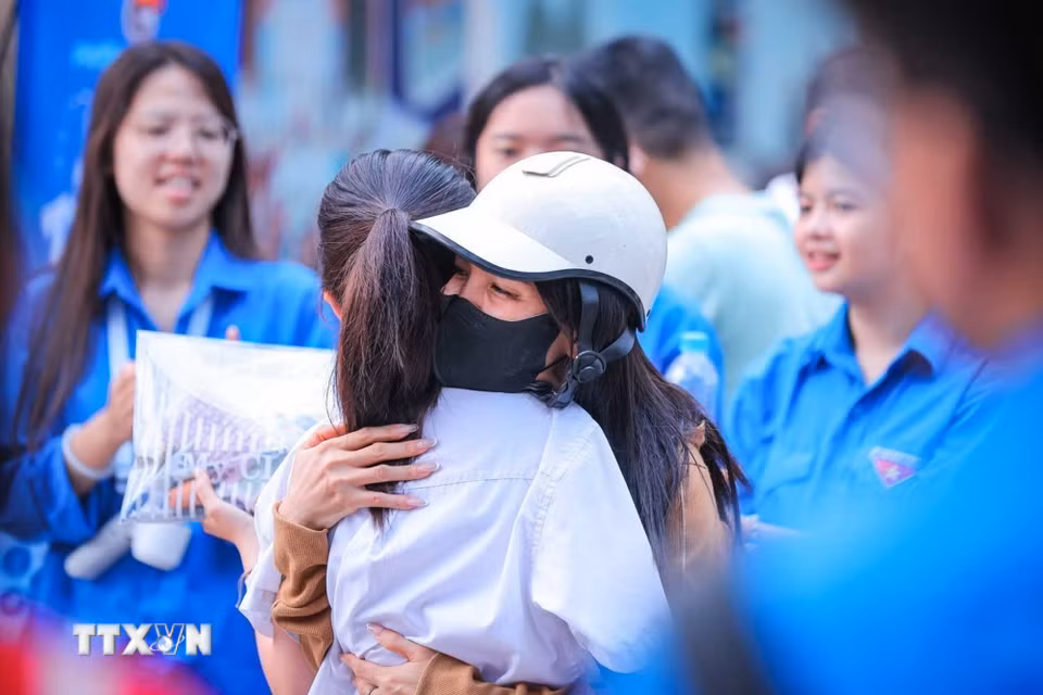 Tình yêu thương của phụ huynh là nguồn động lực lớn lao giúp thí sinh vững vàng "vượt vũ môn". (Ảnh: Hoàng Hiếu/TTXVN)