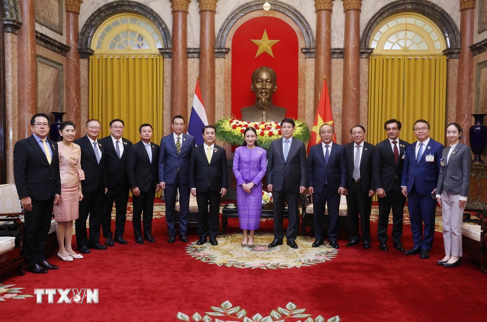 Chủ tịch nước Lương Cường với Thủ tướng Thái Lan Paetongtarn Shinawatra và các đại biểu. (Ảnh: Lâm Khánh/TTXVN)