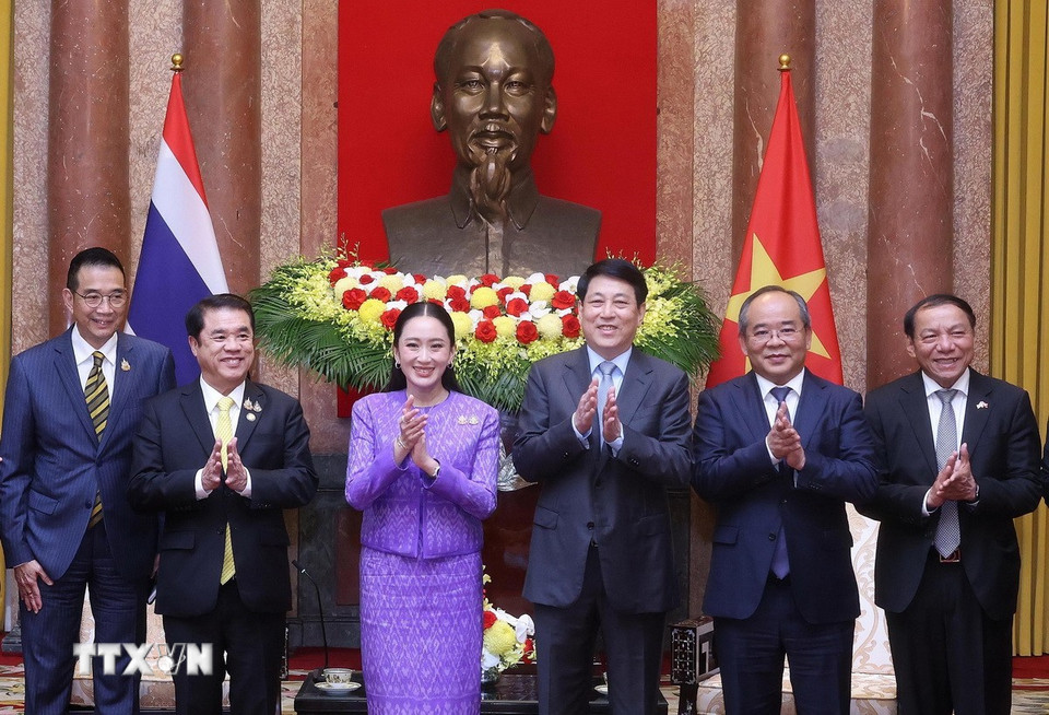 Chủ tịch nước Lương Cường với Thủ tướng Thái Lan Paetongtarn Shinawatra và các đại biểu. (Ảnh: Lâm Khánh/TTXVN)