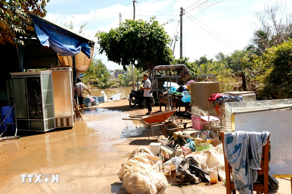 Nhiều vật dụng bị hư hỏng được người dân dọn dẹp ra bên ngoài ngôi nhà tại phường Hàm Thắng (Lâm Đồng). (Ảnh: Nguyễn Thanh/TTXVN)