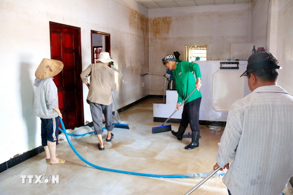 Đội tình nguyện viên đến từ tỉnh Đồng Nai hỗ trợ người dân phường Hàm Thắng (Lâm Đồng) dọn dẹp nhà cửa sau lũ. (Ảnh: Nguyễn Thanh/ TTXVN)