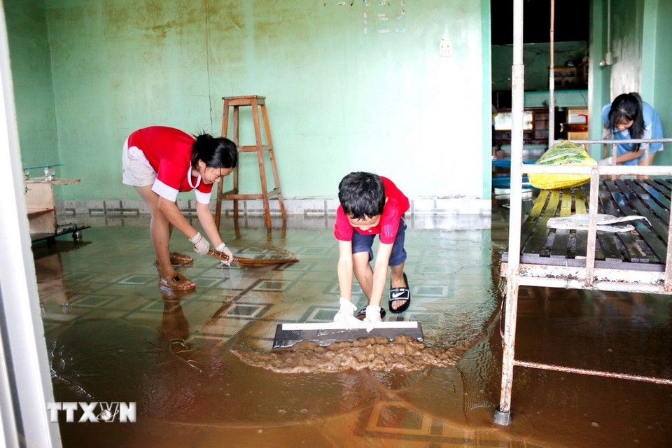 Người dân phường Hàm Thắng (Lâm Đồng) dọn dẹp nhà cửa sau lũ. (Ảnh: Nguyễn Thanh/TTXVN)