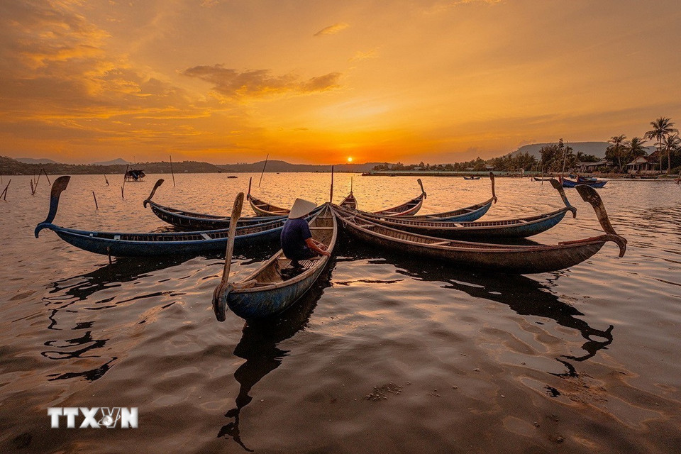 Hoàng hôn rực rỡ trên đầm Ô Loan. (Ảnh: Khánh Hòa/ TTXVN)