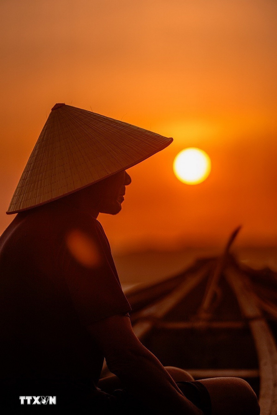 Cảm nhận hoàng hôn tuyệt đẹp trên đầm Ô Loan. (Ảnh: Khánh Hòa/TTXVN)