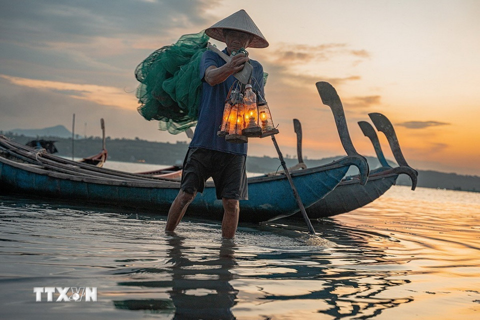 Đầm Ô Loan không chỉ là nơi có giá trị về mặt thiên nhiên mà còn đóng vai trò quan trọng trong đời sống của người địa phương. Nơi đây là nguồn cung cấp thủy hải sản dồi dào cho khu vực, góp phần không nhỏ vào nền kinh tế và đời sống của người dân. (Ảnh: Khánh Hòa/TTXVN)