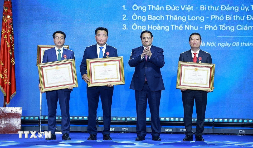 Thủ tướng Phạm Minh Chính trao Huân chương Lao động hạng Ba cho các cá nhân của Tổng Công ty May 10. (Ảnh: Dương Giang/TTXVN)