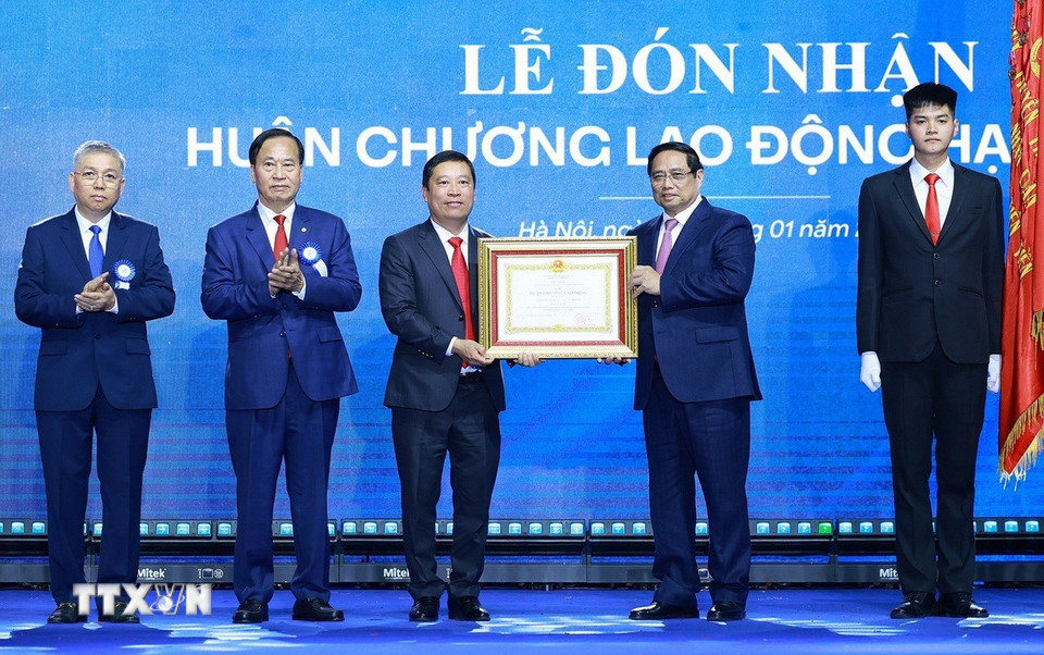 Thủ tướng Phạm Minh Chính trao Huân chương Lao động hạng Nhất cho Tổng Công ty May 10. (Ảnh: Dương Giang/TTXVN)