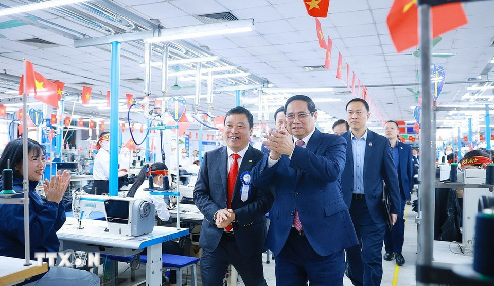 Thủ tướng Phạm Minh Chính thăm xưởng may của Tổng Công ty May 10. (Ảnh: Dương Giang/TTXVN)