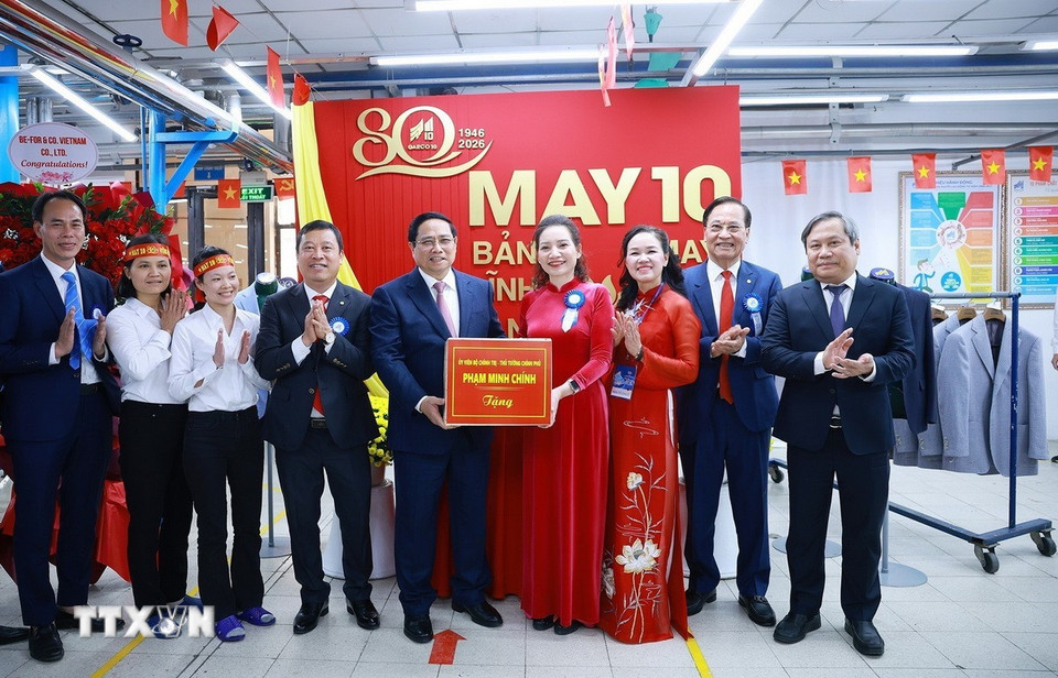 Thủ tướng Phạm Minh Chính tặng quà cho Tổng Công ty May 10. (Ảnh: Dương Giang/TTXVN)