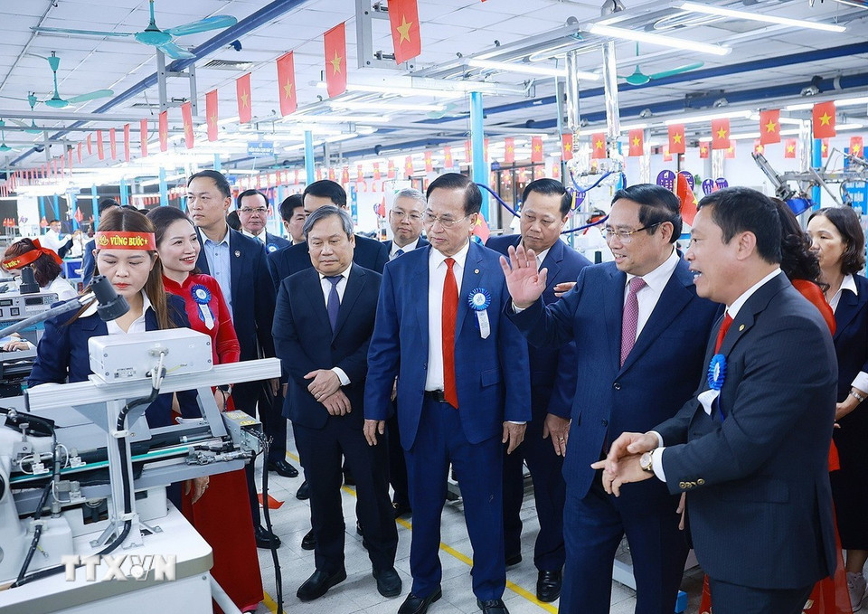 Thủ tướng Phạm Minh Chính thăm xưởng may của Tổng Công ty May 10. (Ảnh: Dương Giang/TTXVN)