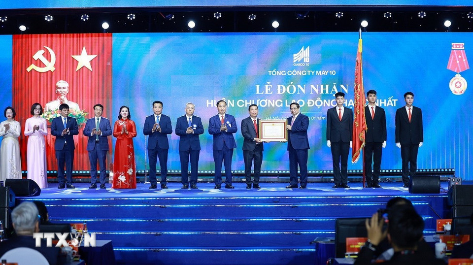 Thủ tướng Phạm Minh Chính trao Huân chương Lao động hạng Nhất cho Tổng Công ty May 10. (Ảnh: Dương Giang/TTXVN)