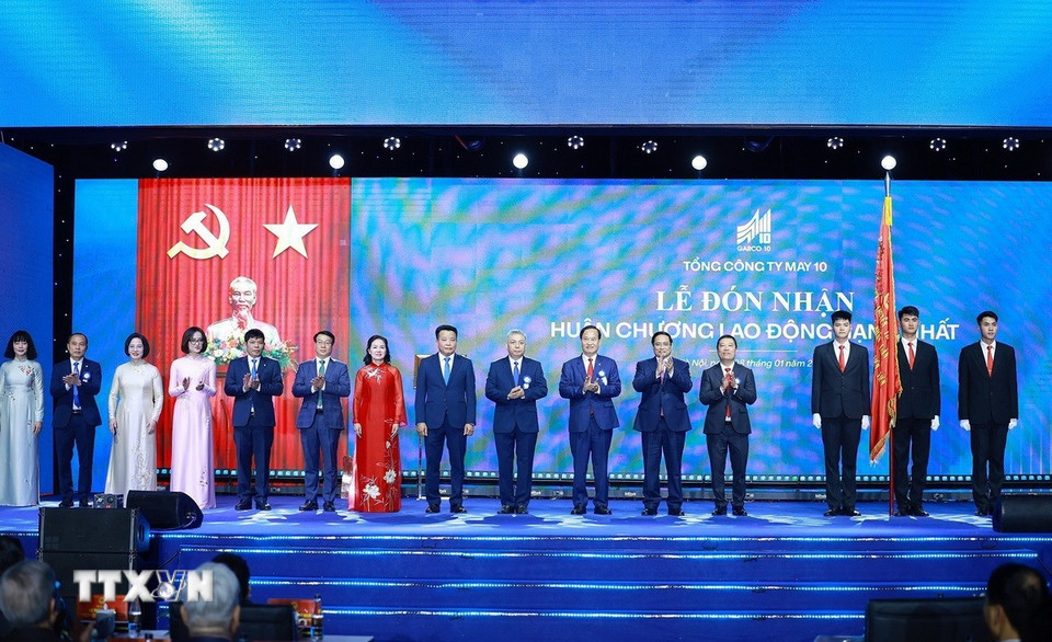 Thủ tướng Phạm Minh Chính trao Huân chương Lao động hạng Nhất cho Tổng Công ty May 10. (Ảnh: Dương Giang/TTXVN)